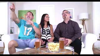 דעמאָלט פֿאַר וועגן העלפט אַ שעה, ער האט געהאלטן באַנגינג איר זייער שווער און זי אויך סטאַרטעד צו הייבן מיין טאָכעס אויף יעדער פון מיין באַמפּס און געשטיצט מיר אַלע די צייַט, זי איז געווען טעלינג מיר יא, uhffh, שטעלן אַ ביסל מער אין, יא. צוויי פול ין