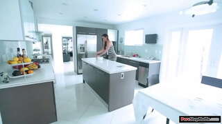 صغيرة الثدي زوجة تطبخ و ملابسها يحصل القذرة.تأخذه إلى تنظيفه و ربيب يحصل على انتصاب.وقالت انها تعطي له handjob و bj و هو مارس الجنس