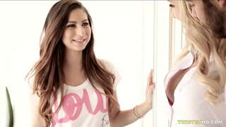 الأبرياء الحاضنة يحصل threesomed