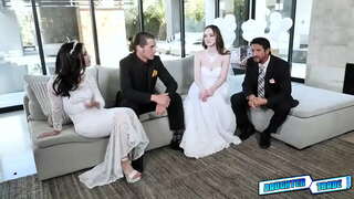 Daddies sa pagtabang sa ilang mga stepdaughters Hazel Moore ug Jazmin Luv sa pagkuha sa pipila ka mga sex nga kahibalo