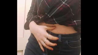 ���ड़े स्तन लड़की के साथ कामुक खेलने में शौचालय के दौरान यात्रा कर