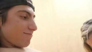 Young dude whiwhi te pai deepthroat i te kakaho MILF