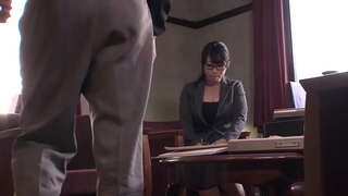 Мила японська офісна ангелочка пропонує мінет своєму босу, перш ніж зволожити свої трусики і отримати величезну порцію сперми