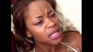 ���ांजराचे पिल्लू पकडले आहे एक बटू