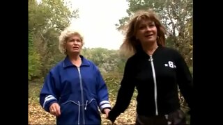 Horny matures გსურთ ექსპერიმენტი ერთმანეთს&amp;#039; s pussy ბალახის