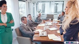 مفلس جبهة مورو الإسلامية للتحرير سيدات الأعمال وجها لوجه أثناء boardmeeting.رجال الأعمال الأخرى الخروج بأسرع ما يمكن.وأخيرا ميلف الغرفة على أنفسهم والبدء في تقبيل و لعق بعضها البعض