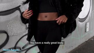 ���าธารณชนเจ้าหน้าที่อังกฤษซึ่งผิวดำเอเชีย Rae ขี่ของเธอใหญ่ลังเปียกเลยตัวใหญ่ของดิ๊กด้วยเงินสด