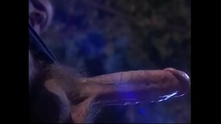 Buah dada ravenhaired babe akan ditumbuk oleh penggemar sebagai ritual Setan kultus