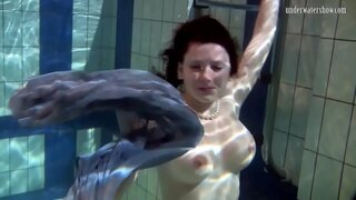 ���აცურაო გოგონა-ი ზოლები ქვემოთ საცურაო აუზი